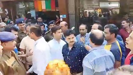 व्यापारियों का कहना नगरपालिका कर रहा अवैध वसूली- देखें वीडियो
