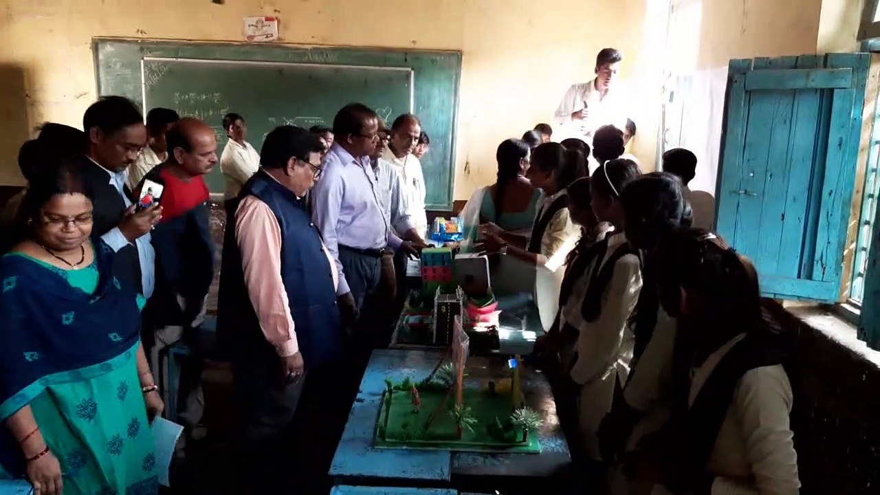 विज्ञान प्रदर्शनी में विद्यार्थियों ने बताया घी डालते ही कैसे लग जाती है आग