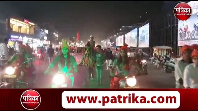 सिर पर साफे बांध बुलेट से जब निकलीं लड़कियां तो नहीं हटी लोगों की नजरें