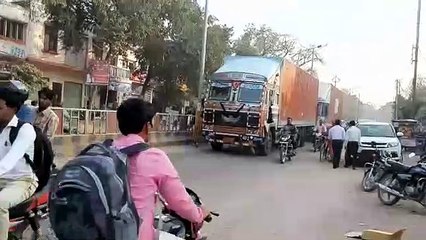 शहर में घुस रहे भारी मालवाहक, जाम में फंसने से मरीजों की जान पर आफत
