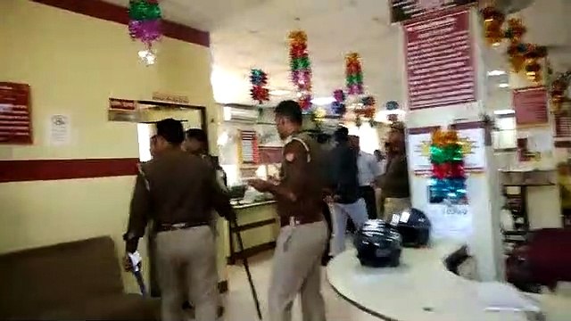 हथियारबंद बदमाशों ने बैंक लूटने का प्रयास किया, विफल होने पर गार्ड की राइफल लूटकर फरार