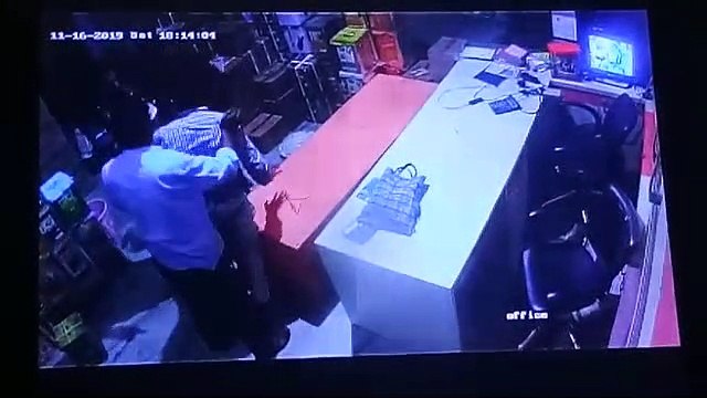 रिवाल्वर की नोक पर व्यापारी से डेढ़ लाख रुपए लूटे