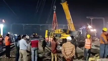 200 हैवी क्रेन को अब उठा रहा 400 टन का क्रेन