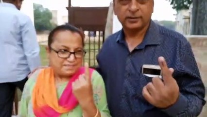 लोग कर रहे मतदान, चुनेंगे अपने शहर की सरकार