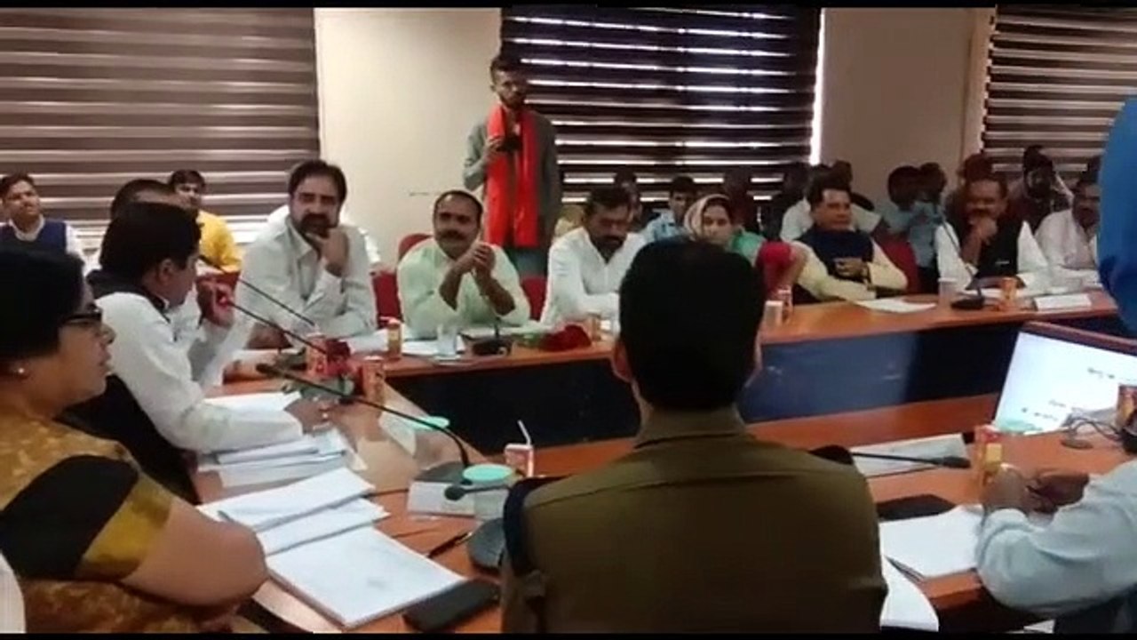 भरी मीटिंग में दोनों के बीच हुई तीखी बहस