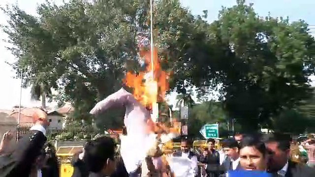 Advocates on road shouted slogans against UP Bar Council President