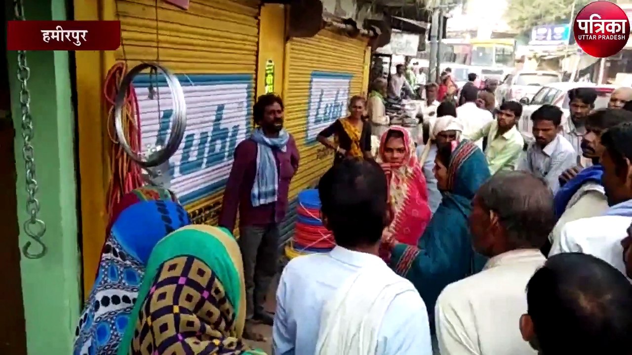 महिला से छेड़छाड़ कर रहा युवक की चप्पलों से पिटाई, देखें वीडियो