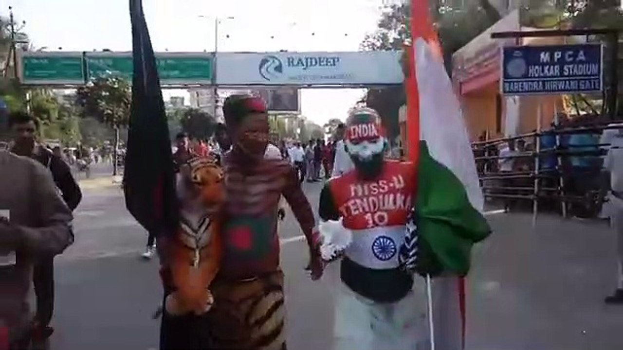 फैंस में गजब का उत्साह, तिरंगा लेकर सुबह ७ बजे...