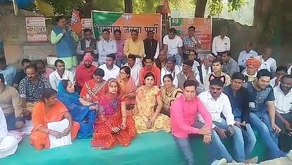 भाजपा कार्यकर्ताओं ने कलक्टे्रट पर दिया धरना