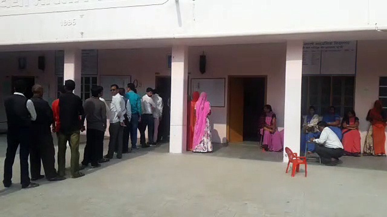 घड़ी में बजे 5, बंद हुए पोलिंग बूथ के गेट