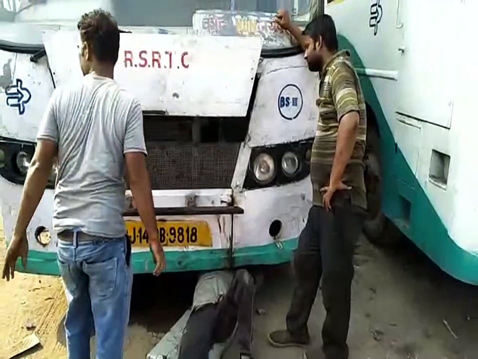 कई दिनों तक रोडवेज वर्कशॉप में खड़ी बसें,25 मिस्त्रियों के भरोसे 67 बसें