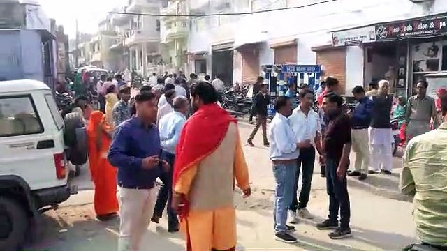 ईवीएम में चुनाव चिन्ह पर विवाद, मतदान में हुई एक घंटा देरी