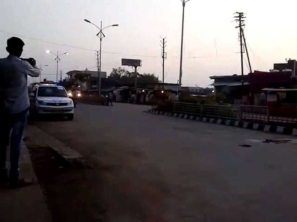 पुलिस की आंखों के सामने से निकले हैं ओवर लोड़ रेत के डंपर, देखें वीडियो