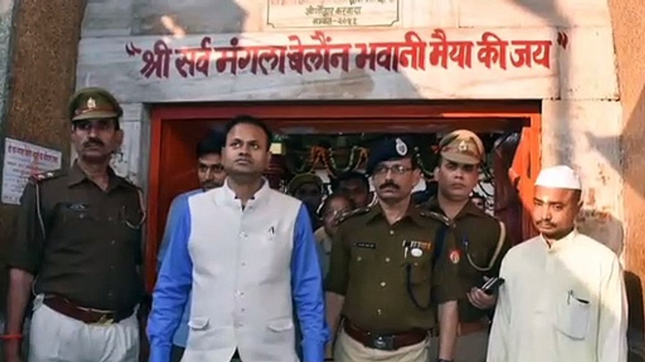 सेब की पेटियों में छुपा कर यह शराब ले जाई जा रह...