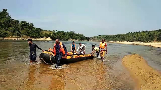 There was a crowd of teachers and students in the district hospital Go