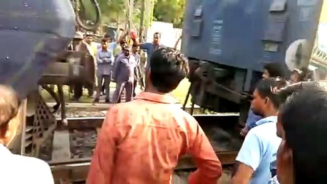 स्टेशन से ट्रेन आगे बढ़ते ही खुल गई कपलिंग, फिर आगासौद स्टेशन पर बोगी से अलग हुआ इंजन, टला हादसा