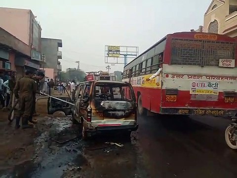 चलती कार में लगी आग, चालक और परिचालक ने कूदकर बचाई जान