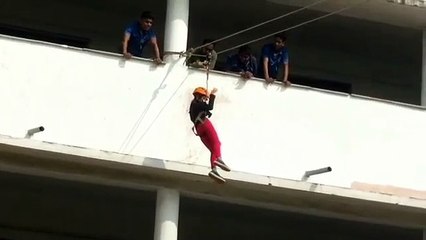 वीडियो में देखें कैसे एडवेंचर गेम्स के दौरान 25 फीट की ऊंचाई से गिरी छात्रा