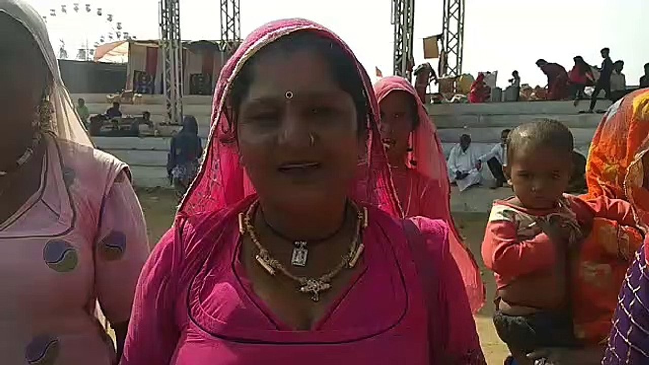 Pushkar fair : स्कूल की देहरी नहीं चढ़ी और बोल रहीं फर्राटेदार अंग्रेजी