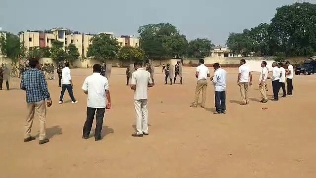 जयपुर ,पुलिस जवानो ने रिजर्व पुलिस लाइन में दंगाइयों से निपटने के लिए अभ्यास किया