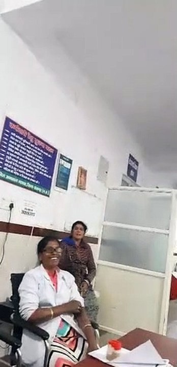 ठंड में कराहता रहा नवजात, परिजनों ने नर्स को कम रुपए दिए तो नवजात को देखा तक नहीं, देखें वीडियो