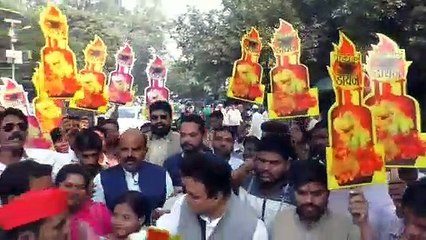 सड़कों पर उतर कर बोले सपाई महंगाई डायन खाय जात है