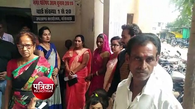 बांसवाड़ा : चुनाव चिन्ह के लिए एसडीओ कार्यालय के बाहर घंटों तक करना पड़ा इंतजार, उकताए प्रत्याश
