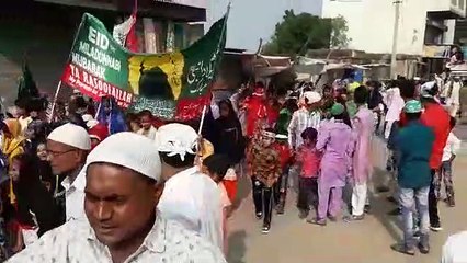 जुलूस में कौमी सद्भाव की फैली महक