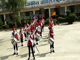 Video herunterladen: बैंड की धुन पर बज उठे देशभक्ति के तराने तो खिल उठे चेहरे