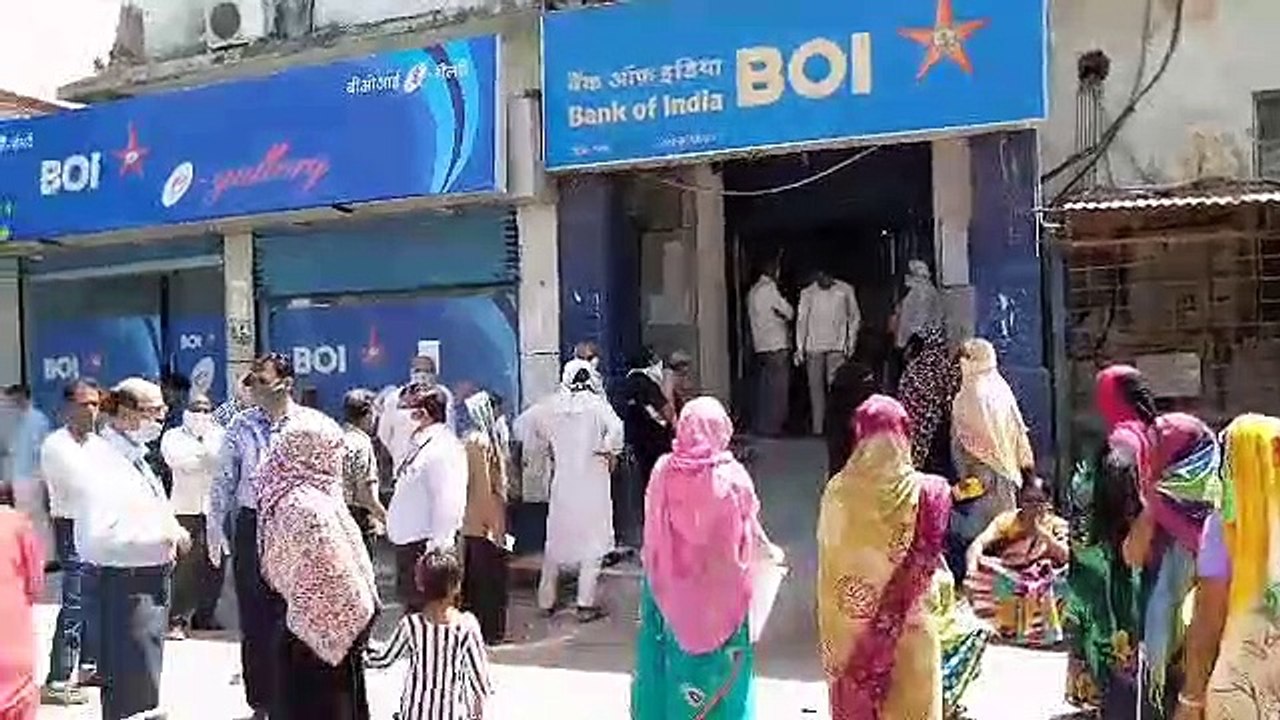 सोशल डिस्टेंस बनाने गोल घेरे में खड़े लोग