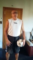 Miguel comparte en la cuarentena su técnica para recorrer Santa Cruz dándole toques al balón