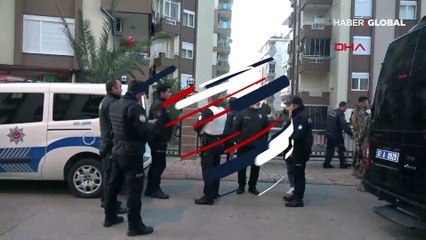 Birlikte yaşadığı kadını rehin alan şahıs, 'Koronavirüslüyüm' diyerek polise tükürdü