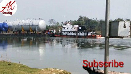 গঙ্গা নদীতে মালবাহী জাহাজ চলছে