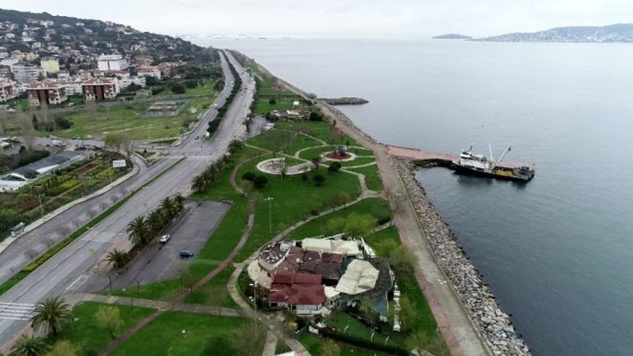 Boş kalan Anadolu Yakası sahil şeridi havadan görüntülendi