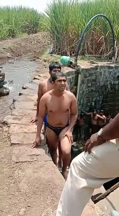 Lockdown मध्ये पोहायला गेले न पोलिसांनी हाणला न राव बेदम
