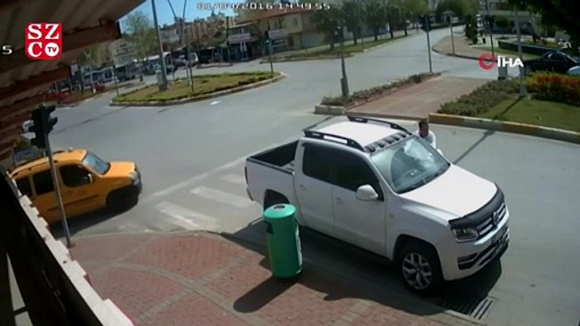 Drift atan ehliyetsiz genç, polisi görünce kontak anahtarını bile almadan aracı bırakıp kaçtı