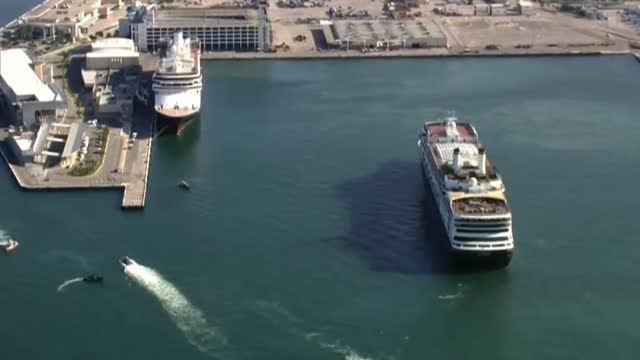 Florida permite atracar a dos cruceros con enfermos de coronavirus