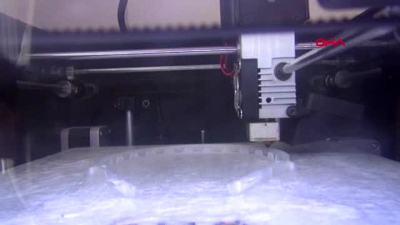 Öğretmenler, sağlık çalışanları için yüz siperlikli maske üretiyor