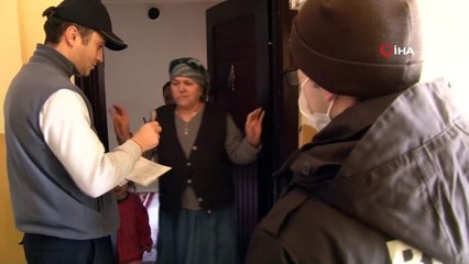 Bekçi eşliğinde yardım paraları dağıtılırken duygulandıran diyalog