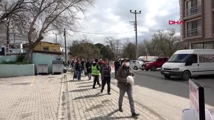 Pazar yerine girişte, 500 metrelik kuyruk oluştu