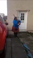 Eileen Denny from Denny playing Scotland the Brave for #NHStheBrave #PipeUpforKeyWorkers #clapforcarers #nhs #nhsheroes #nhshealthheroes