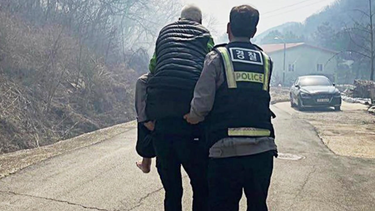 산불 덮칠 위기 놓인 노인 구조한 경찰관 / YTN