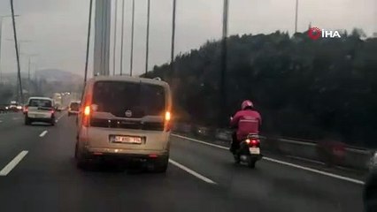 Köprüdeki rüzgârdan etkilenen motosikletli kuryeye böyle kalkan oldu