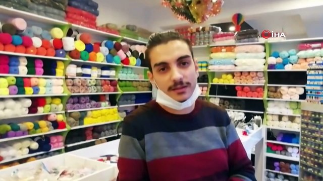 Evde kalan yaşlılar örgü örerek zaman geçiriyor