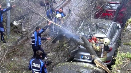 BAYRAMPAŞA'DA MAKAS İDDİASI BARİYERİ PARÇALAYIP 5 METRE YÜKSEKLİKTEN UÇTU