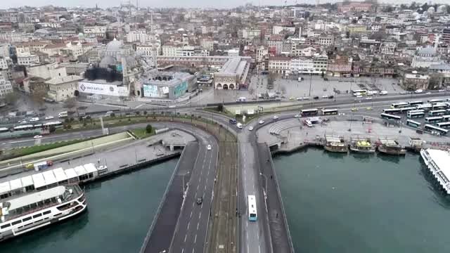 İstanbul'un meydanlarında koronavirüs sessizliği