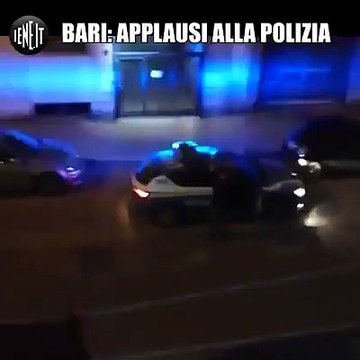 إيطاليون يلقون التحية من شرفات المنازل لرجال الشرطة تقديرا لجهودهم