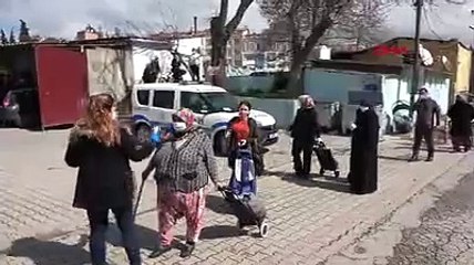 Pazar yerine girişte, 500 metrelik kuyruk oluştu