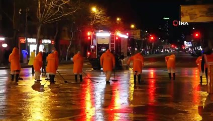 - Gürcistan'da caddeler köpüklü su ve dezenfektanlarla temizlendi