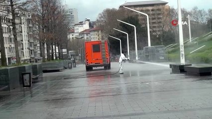 Taksim Meydanı korona virüse karşı yıkandı